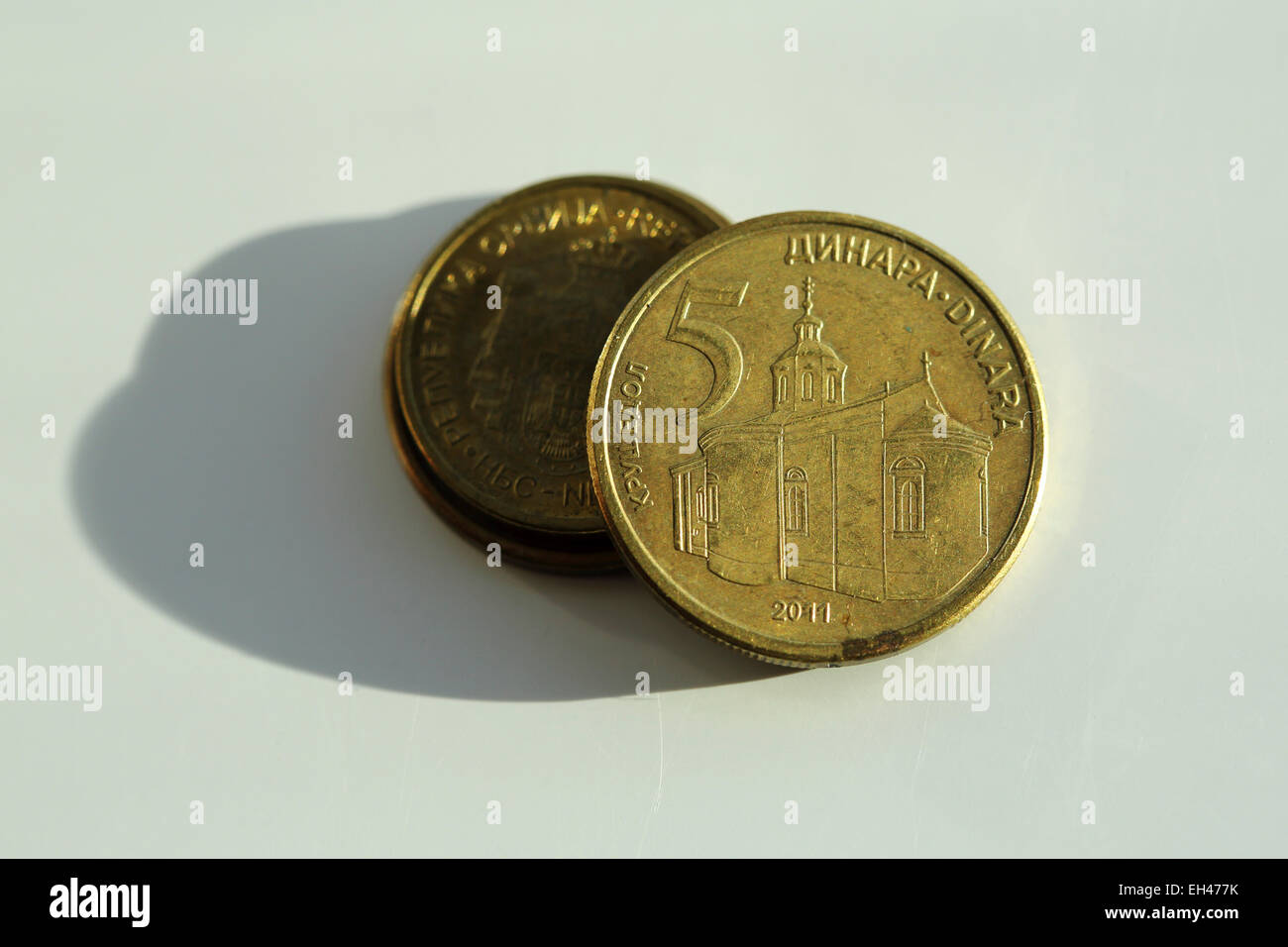 La retromarcia di un serbo cinque Dinar coin. Le monete mostrano il monastero di Fruska Gora. Foto Stock