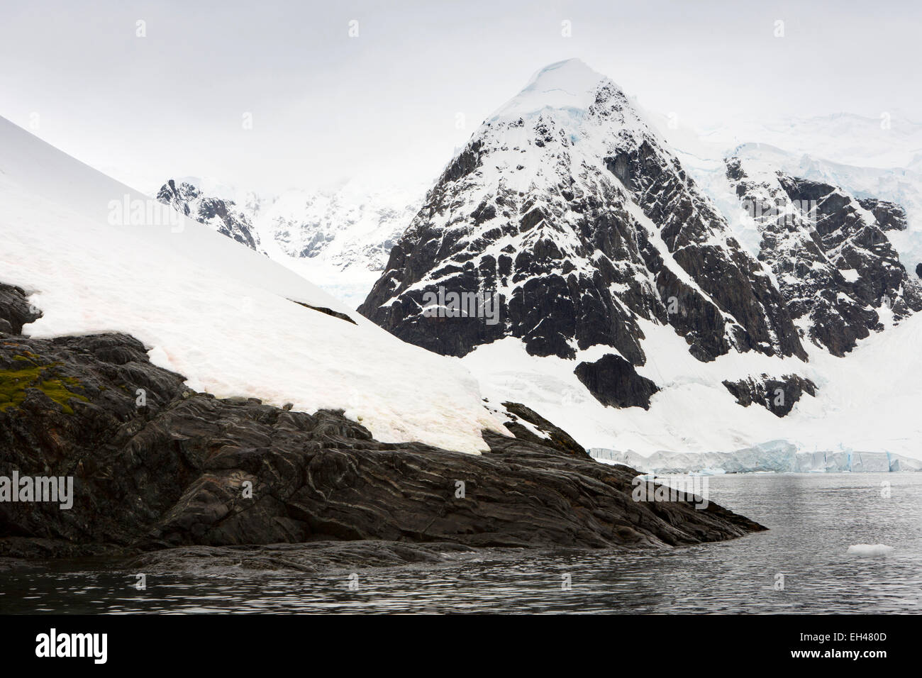 L'Antartide, Paradise Bay, neve montagna rivestita sopra i ghiacciai Foto Stock