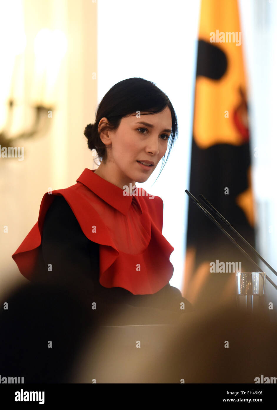 Schloss Bellevue di Berlino. Mar 5, 2015. Sibel Kekilli, attrice e ambasciatore per le Terre de Femmes organizzazione, dà un discorso relativo alla giornata internazionale della donna a Schloss Bellevue, Berlino, 5 marzo 2015. Foto: RAINER JENSEN/dpa/Alamy Live News Foto Stock