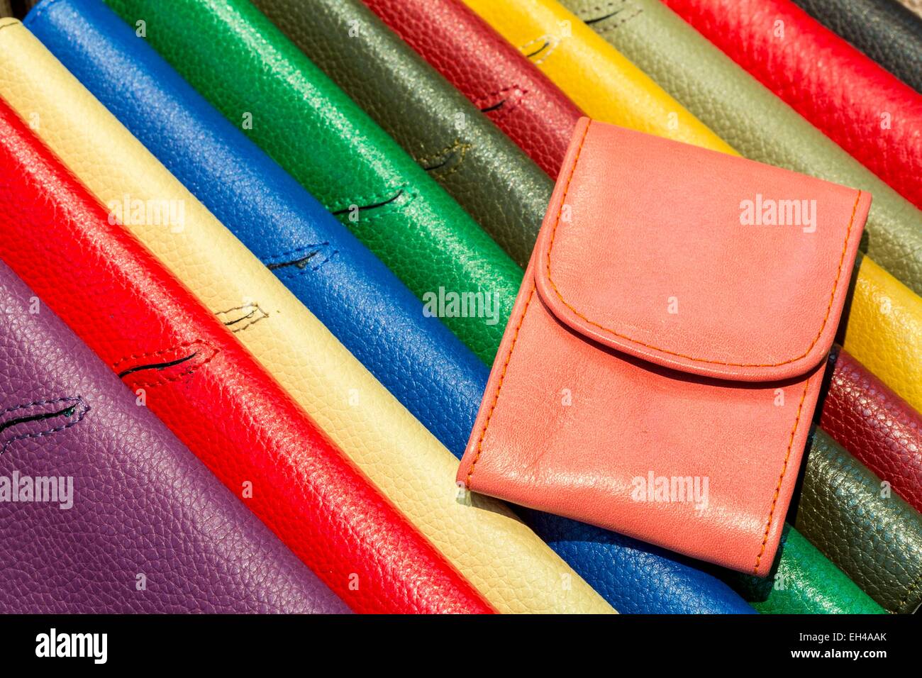 Il Marocco, Alto Atlante, Marrakech città imperiale Gueliz, marchio shop Gallery conciatori, portafogli e custodia in pelle fabbricato localmente Foto Stock