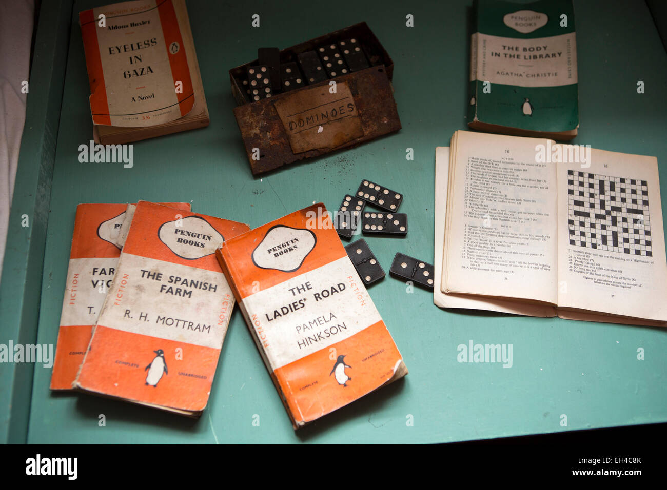 L'Antartide, Port Lockroy base britannica museum, living, pinguino libri in brossura sul comodino Foto Stock