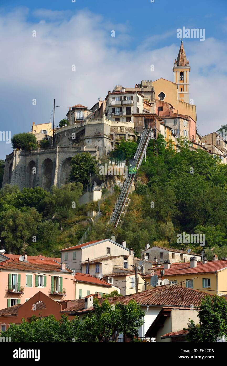 Francia, Alpes Maritimes, il villaggio sulla collina di Contes e il suo ascensore inclinato che conduce alla Basilica di Santa Maria Maddalena la Chiesa Foto Stock