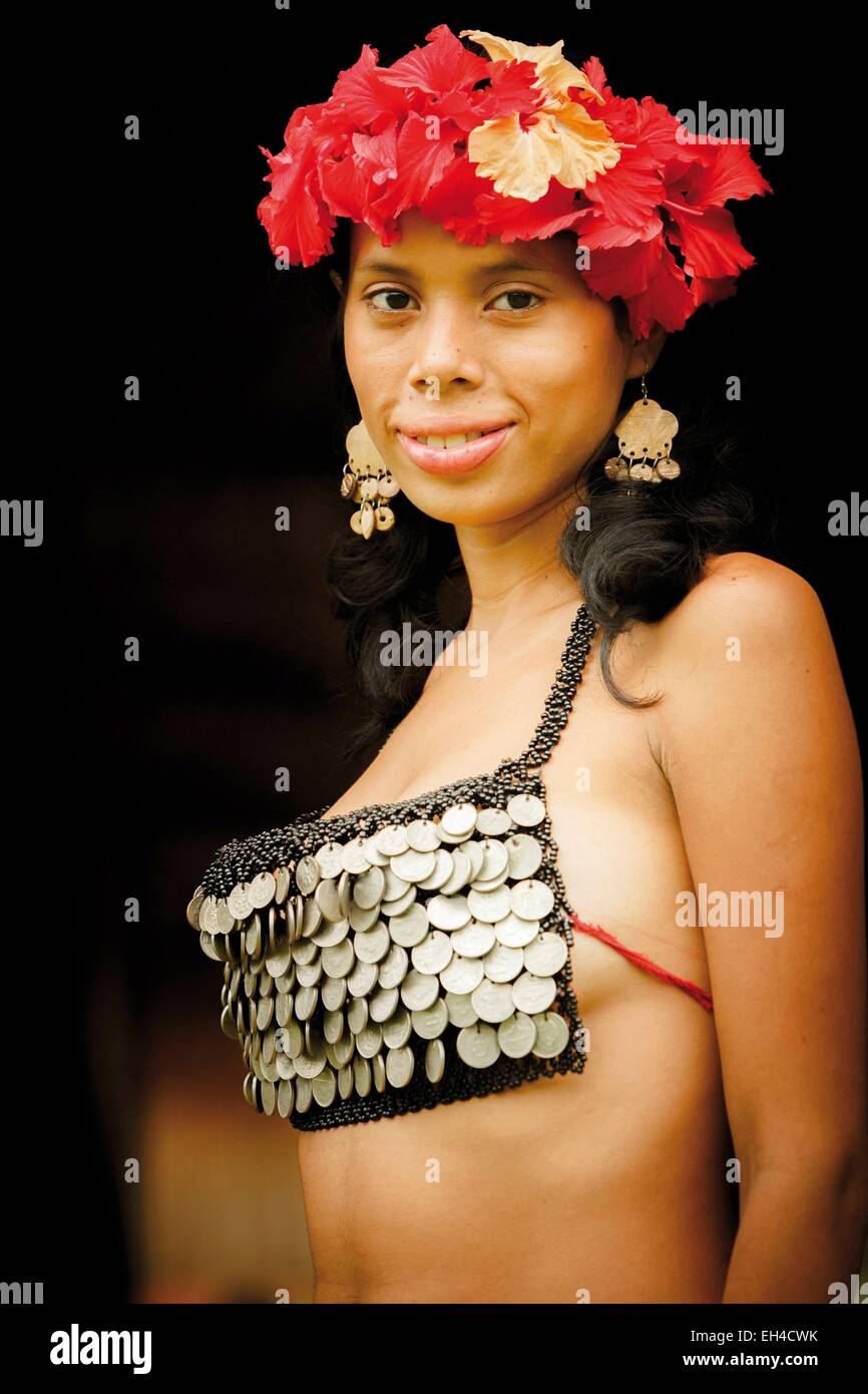 Panama, provincia di Darien, Parco Nazionale del Darién, classificato come patrimonio mondiale dall UNESCO, Embera comunità indigena, ritratto di una giovane ragazza nativa Embera Foto Stock