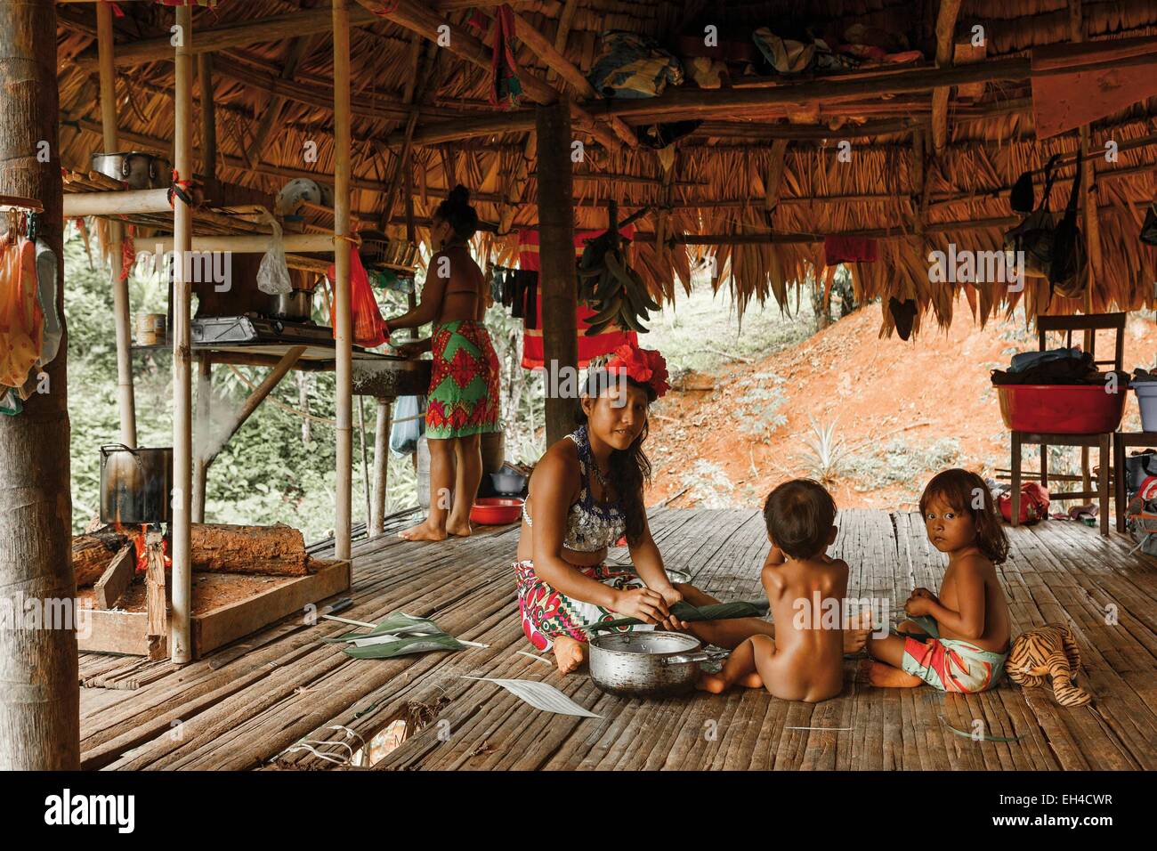 Panama, provincia di Darien, Parco Nazionale del Darién, classificato come patrimonio mondiale dall UNESCO, Embera comunità indigena, ritratto di un Embera famiglia indigena nella loro casa Foto Stock