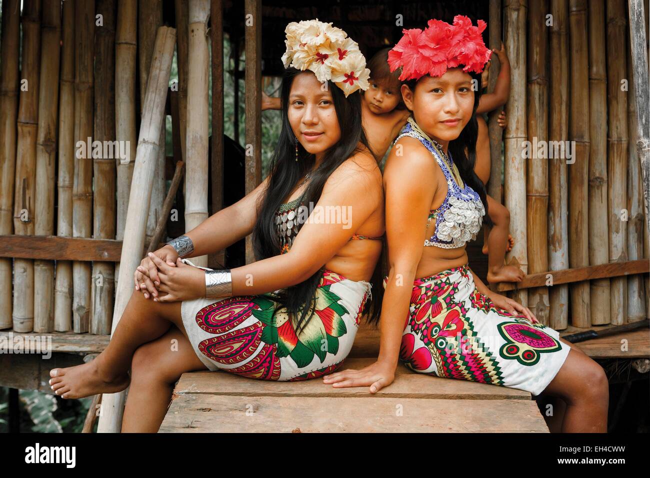 Panama, provincia di Darien, Parco Nazionale del Darién, classificato come patrimonio mondiale dall UNESCO, Embera comunità indigena, ritratto di due giovani ragazze indigene Embera Foto Stock