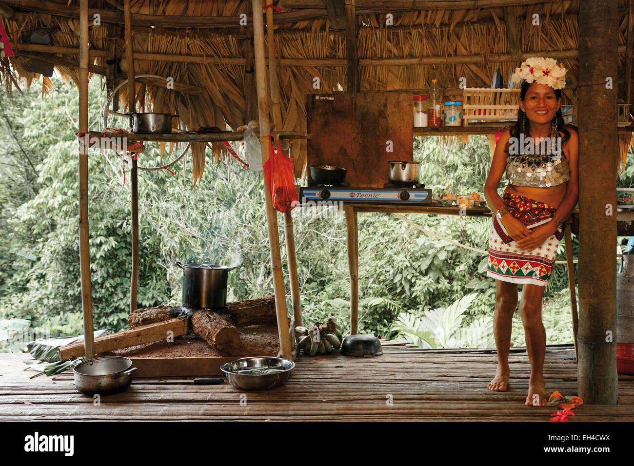 Panama, provincia di Darien, Parco Nazionale del Darién, classificato come patrimonio mondiale dall UNESCO, Embera comunità indigena, ritratto di un Embera donna indigena nella sua casa Foto Stock