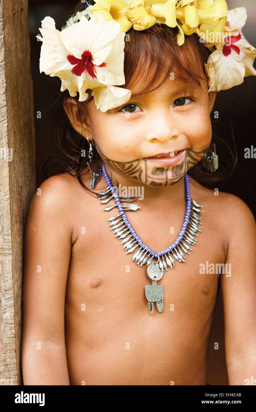 Panama, provincia di Darien, Parco Nazionale del Darién, classificato come patrimonio mondiale dall UNESCO, Embera comunità indigena, ritratto di una giovane ragazzo nativo Embera Foto Stock