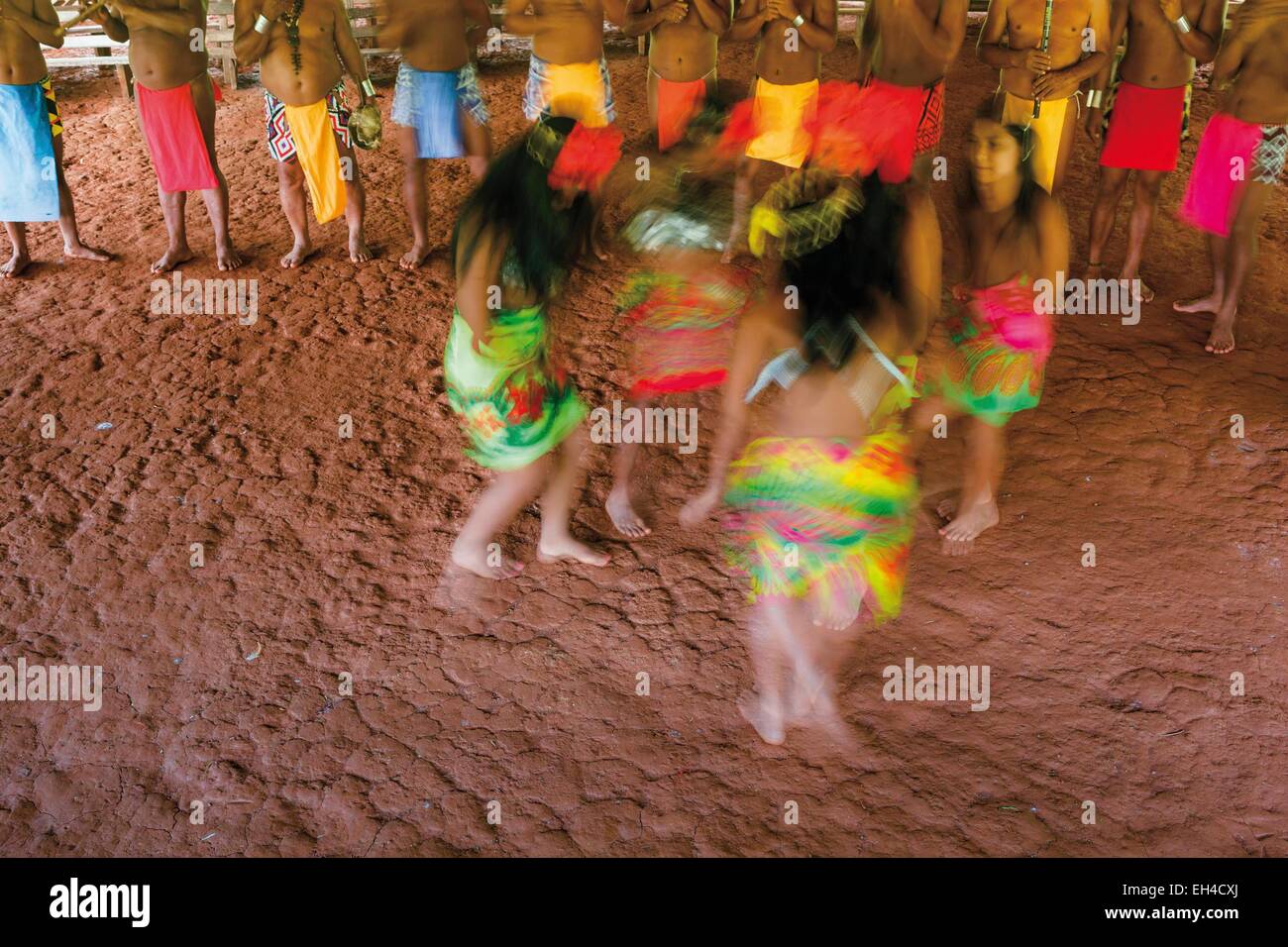 Panama, provincia di Darien, Parco Nazionale del Darién, classificato come patrimonio mondiale dall UNESCO, Embera comunità indigena, tradizionale comitato di benvenuto di musicisti e ballerini Embera, balli tradizionali Foto Stock