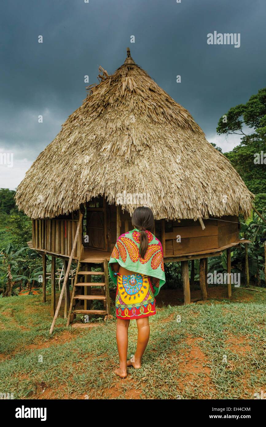 Panama, provincia di Darien, Parco Nazionale del Darién, classificato come patrimonio mondiale dall UNESCO, Embera comunità indigena, ritratto di una giovane indigena ragazza Embera all'ingresso della sua casa Foto Stock