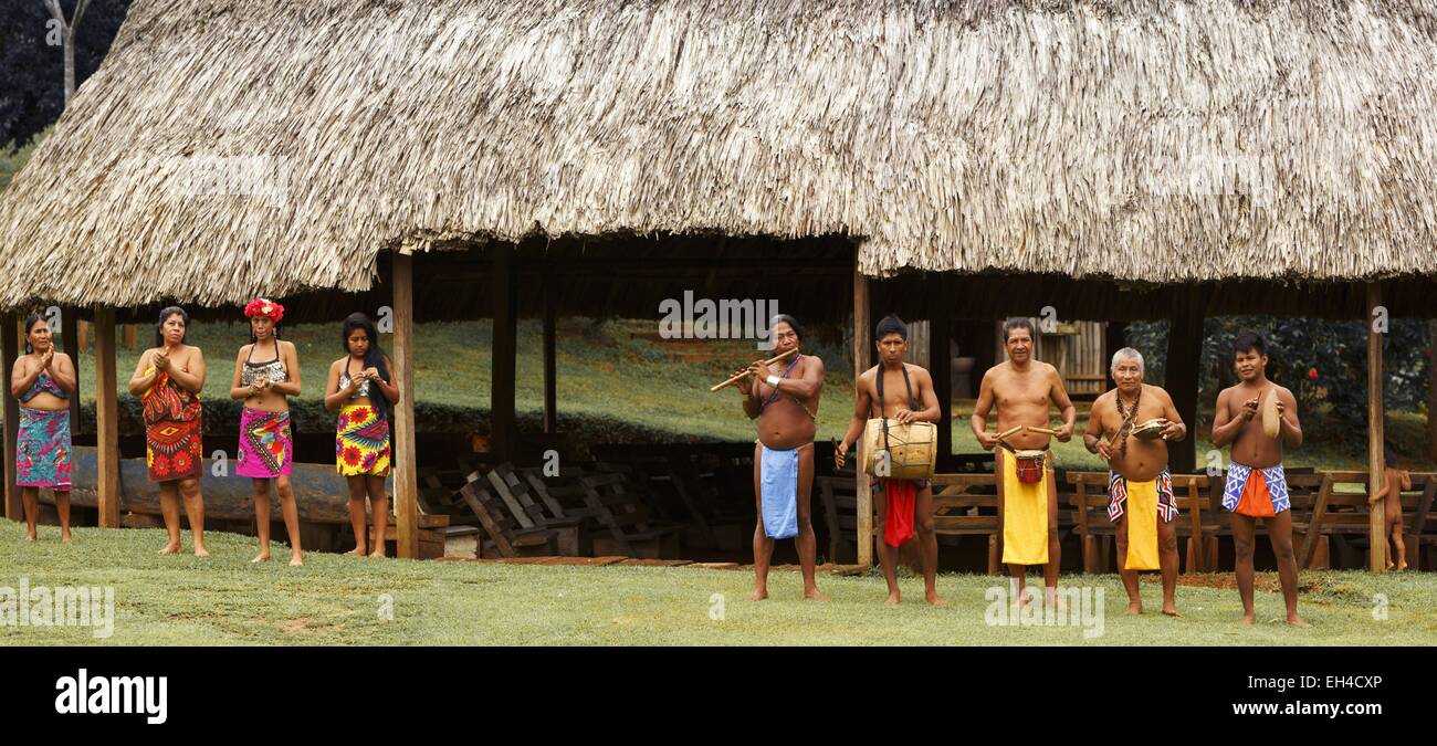 Panama, provincia di Darien, Parco Nazionale del Darién, classificato come patrimonio mondiale dall UNESCO, Embera comunità indigena, stadio della vita, personalizzato e tradizione, tradizionale comitato di benvenuto di musicisti e ballerini Embera Foto Stock