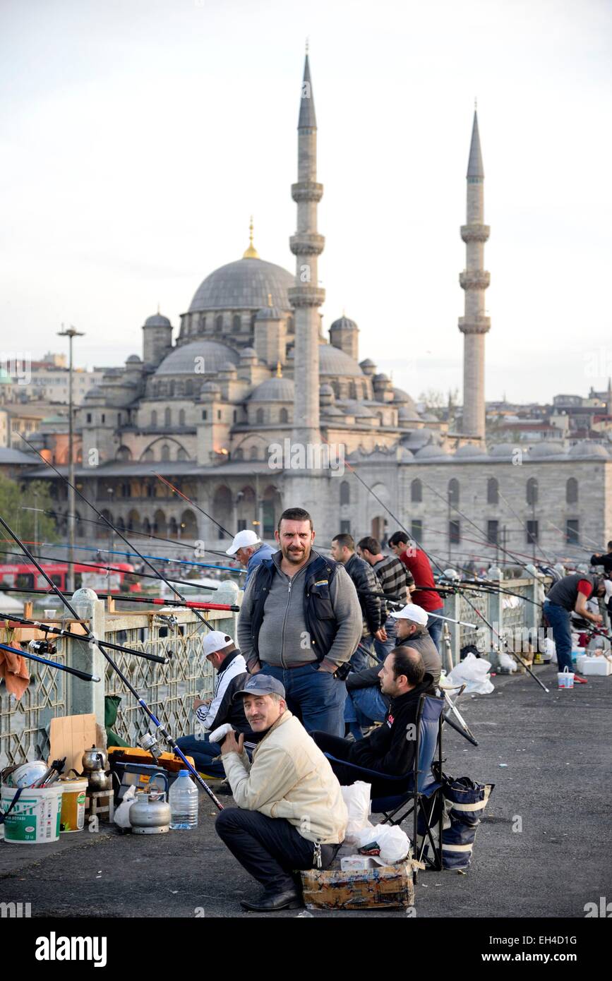 Turchia, Istanbul, Golden Horn, pescatori sul Ponte di Galata e Rustem Pascià (Moschea Rustem Pasa Camii) Foto Stock