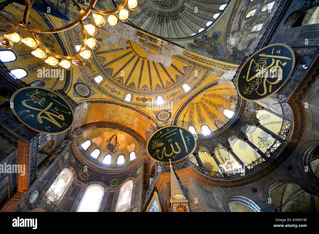 Turchia, Istanbul, centro storico sono classificati come patrimonio mondiale dall' UNESCO, il quartiere di Sultanahmet, interni di Aya Sofia (Hagia Sophia) un ex basilica (chiesa) e moschea Foto Stock