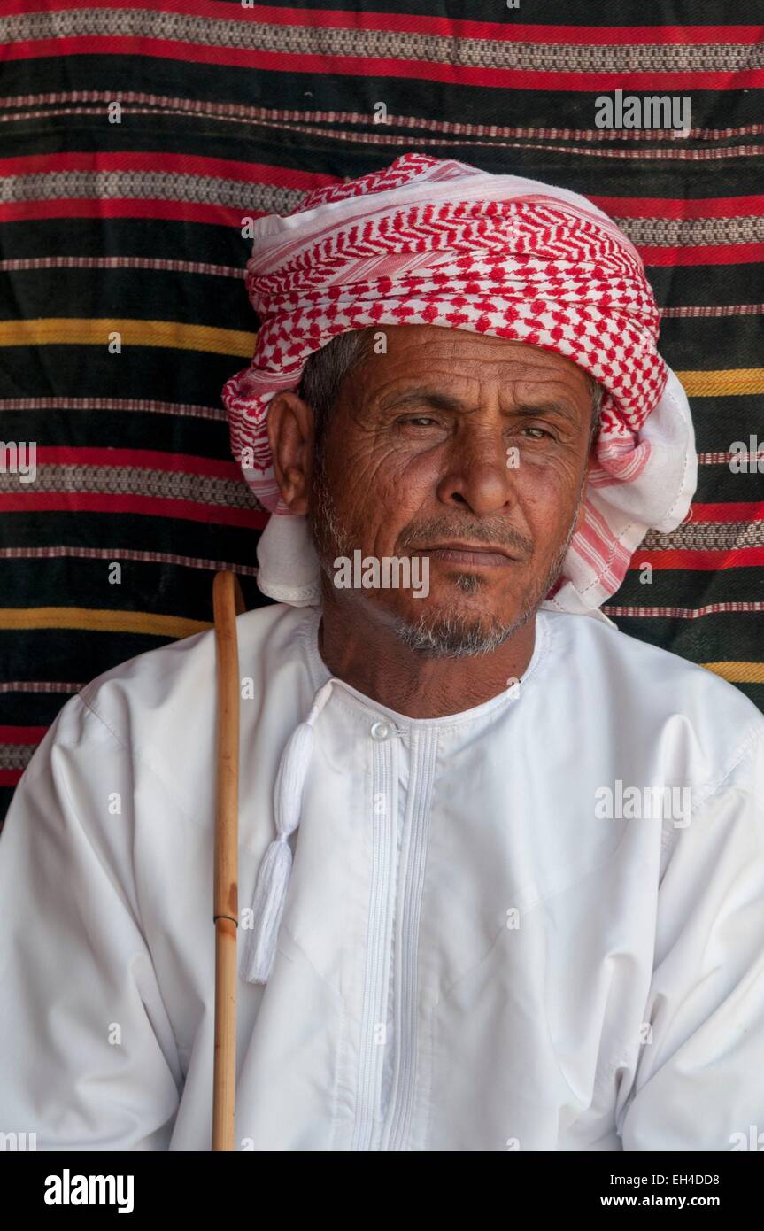 In Oman Wahiba Sands desert, un uomo beduino ritratto Foto Stock In Oman Wahiba Sands desert, un uomo beduino ritratto Foto Stock
