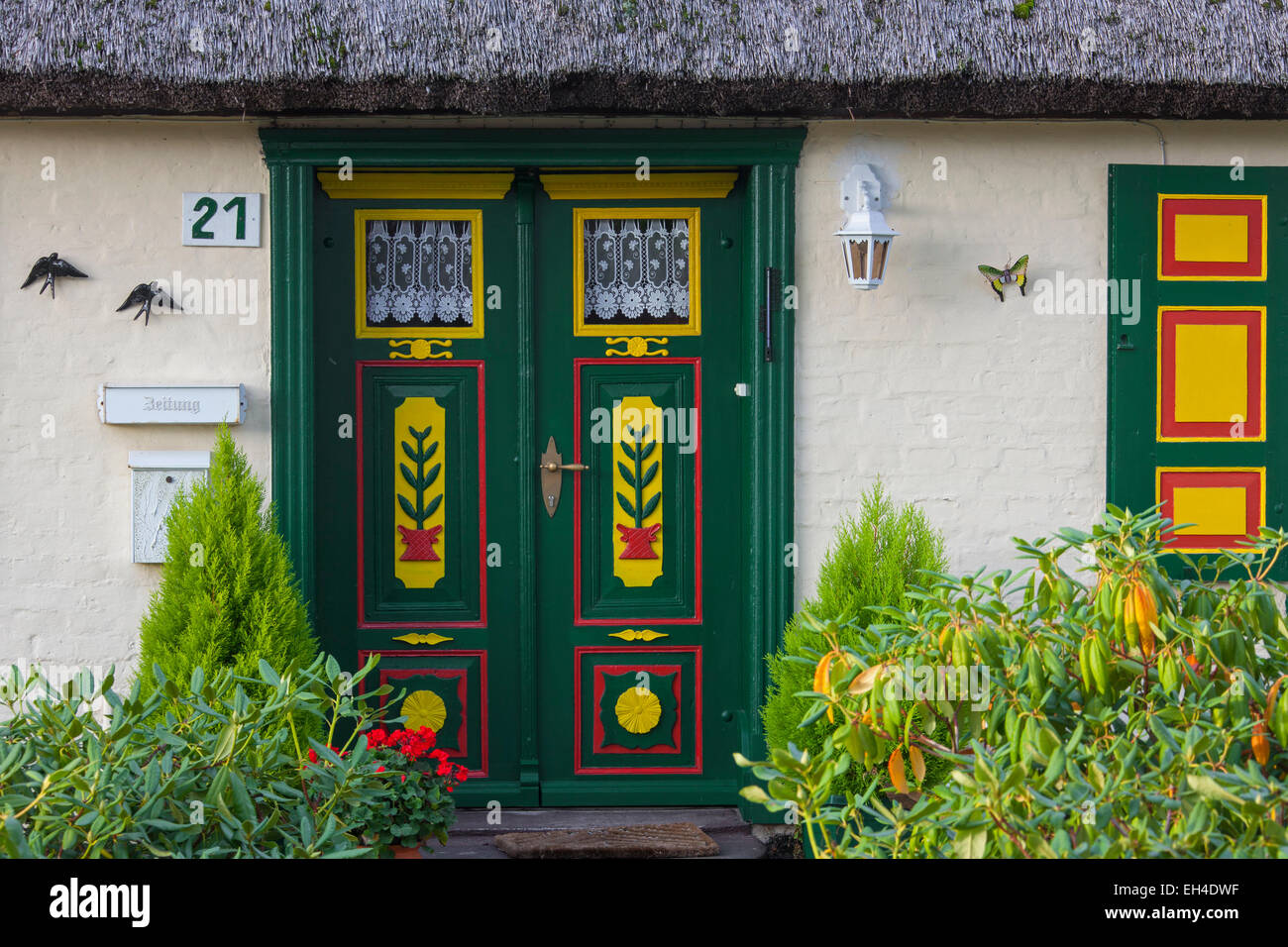 Decorate porta di ingresso di un idilliaco cottage con il tetto di paglia alla Nato auf dem Darß / Darss, Fischland-Darss-Zingst, Germania Foto Stock