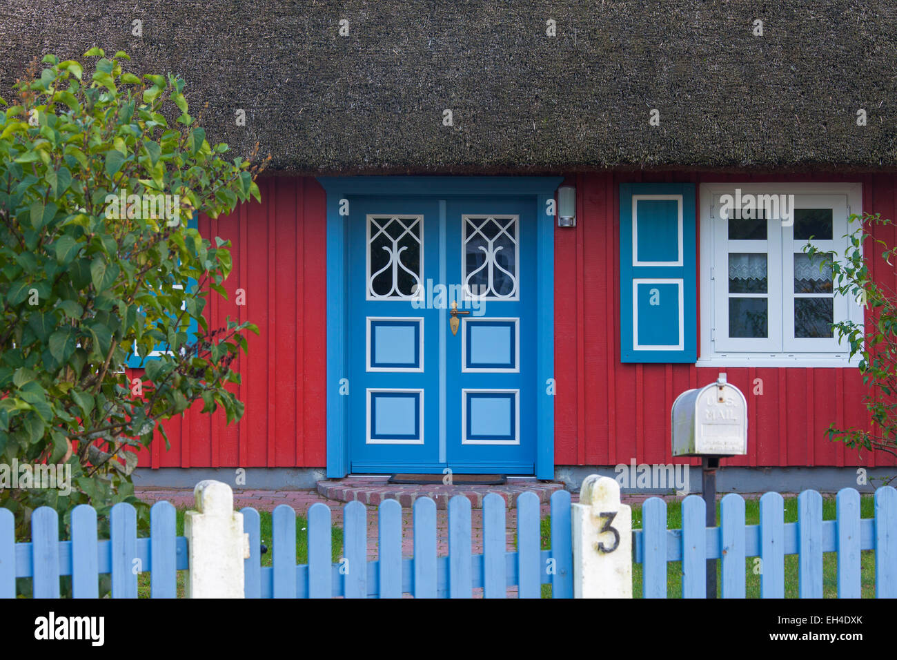 Decorate porta di ingresso di un idilliaco cottage con il tetto di paglia alla Nato auf dem Darß / Darss, Fischland-Darss-Zingst, Germania Foto Stock
