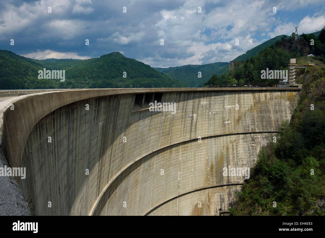 La Romania, Valacchia, Muntenia, Arges County, lago Vidraru Dam nei Carpazi Meridionali lungo la strada Transfagarasan Foto Stock
