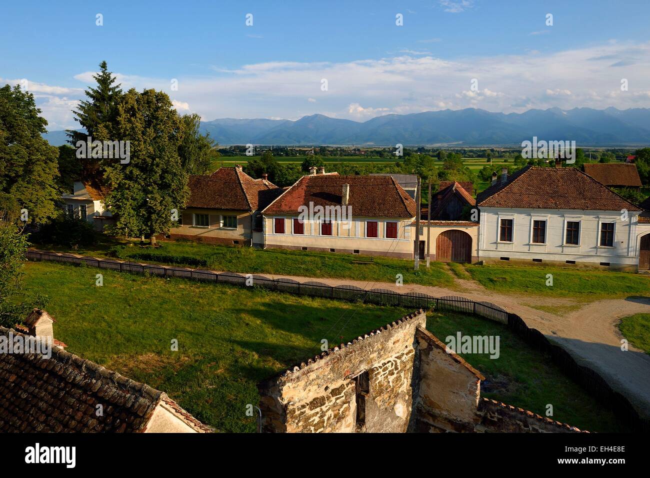 La Romania, Transilvania, Cincsor village e Monti Fagaras nei Carpazi Meridionali in background Foto Stock