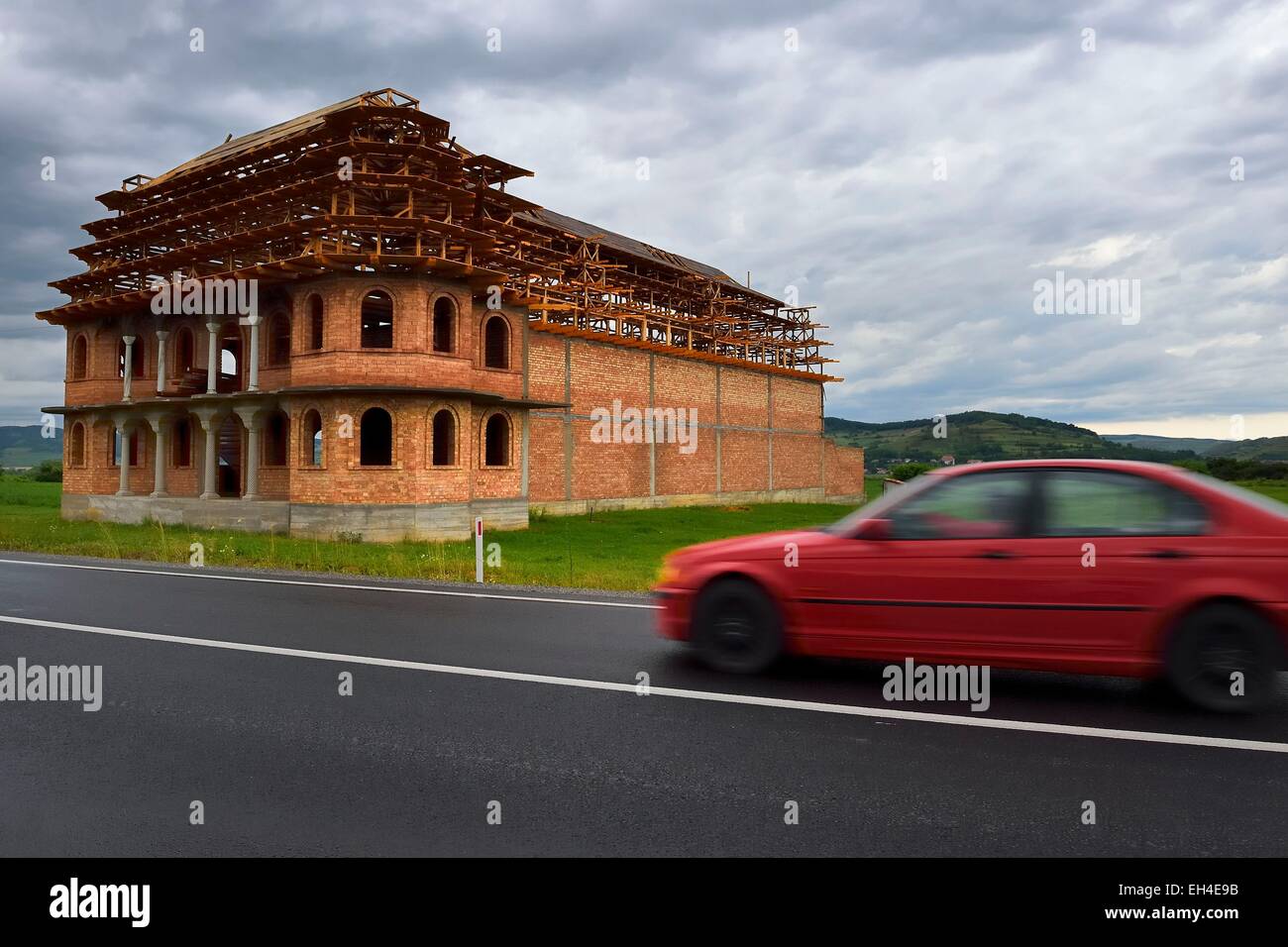 La Romania, Transilvania, Brateiu, costruzione di un romani (gipsy) palace Foto Stock