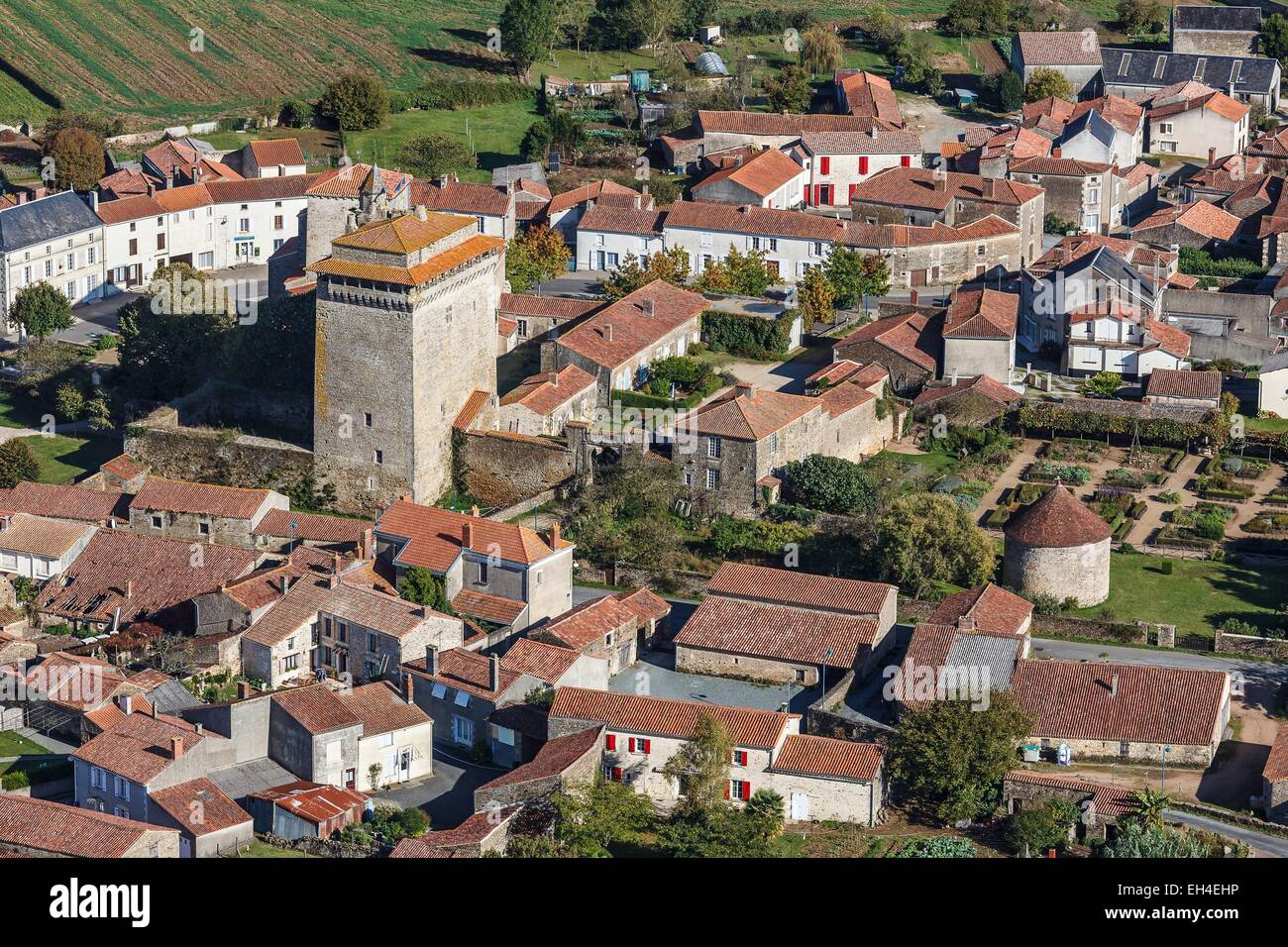 Francia, Vendee, Bazoges en Pareds, il mastio e il villaggio (vista aerea) Foto Stock