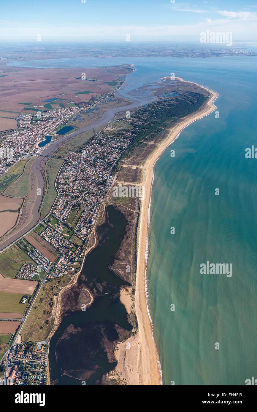 Francia, Vendee, La Faute sur Mer, la Casse de la Belle Henriette riserva naturale, La Faute sur Mer e l'Aiguillon sur Mer villaggi e la Pointe d'Arcay (vista aerea) Foto Stock