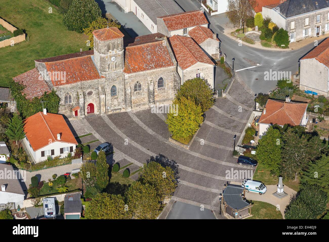 Francia, Vendee, La Tardiere, la chiesa (vista aerea) Foto Stock