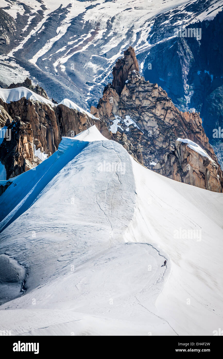 Vista della catena montuosa del Monte Bianco da Aiguille du Midi a Chamonix - orientamento orizzontale Foto Stock