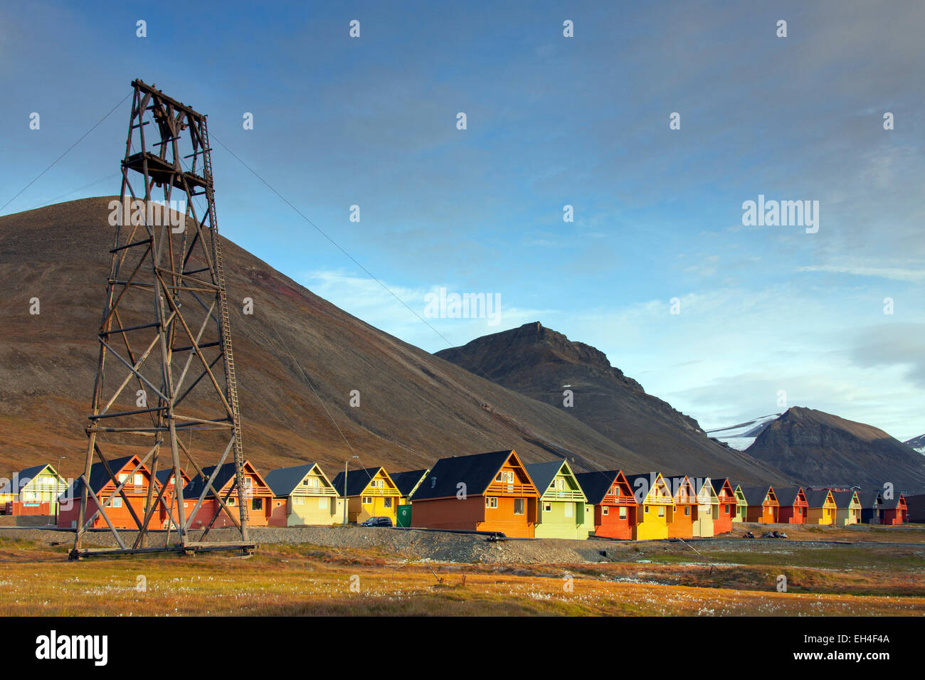 Funivia da abbandonata miniera di carbone e colorate case di legno nell'insediamento Longyearbyen in estate, Svalbard, Norvegia Foto Stock