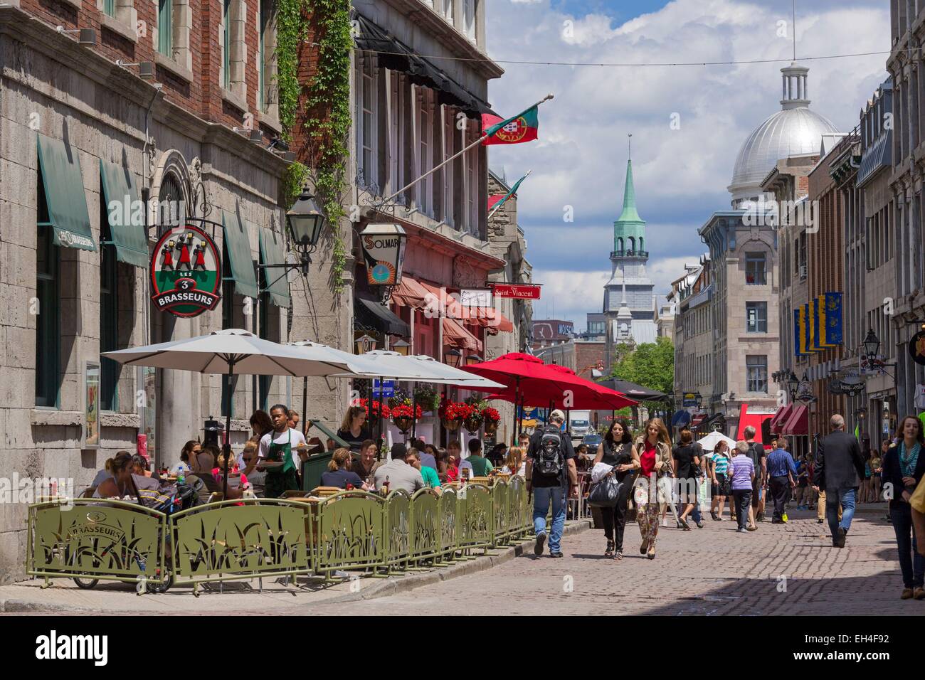 Canada, Provincia di Quebec, Montreal Vecchia Montreal, la strada pedonale Rue Saint-Paul in estate con le sue terrazze Foto Stock