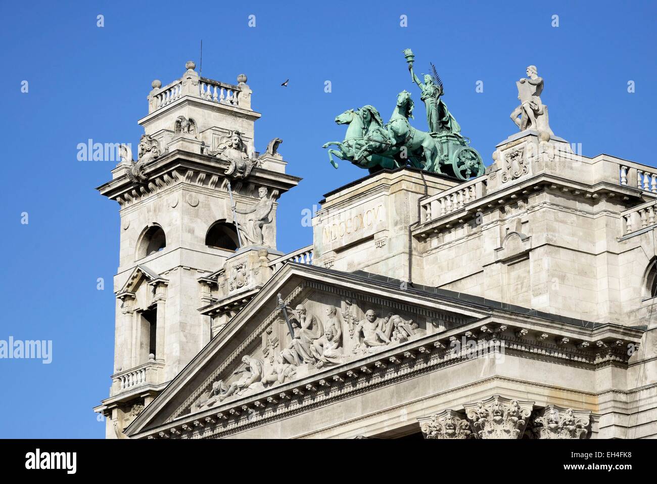 Ungheria, Budapest, Pest, elencato come patrimonio mondiale dall' UNESCO, statue sul tetto del Museo di Etnografia Foto Stock
