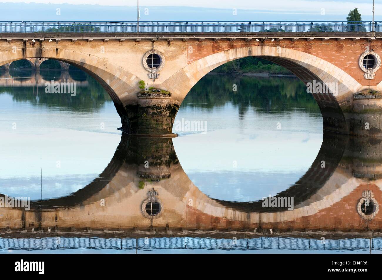 Francia, Gironde, Libourne, ponte di pietra sul fiume Dordogna e la sua riflessione Foto Stock