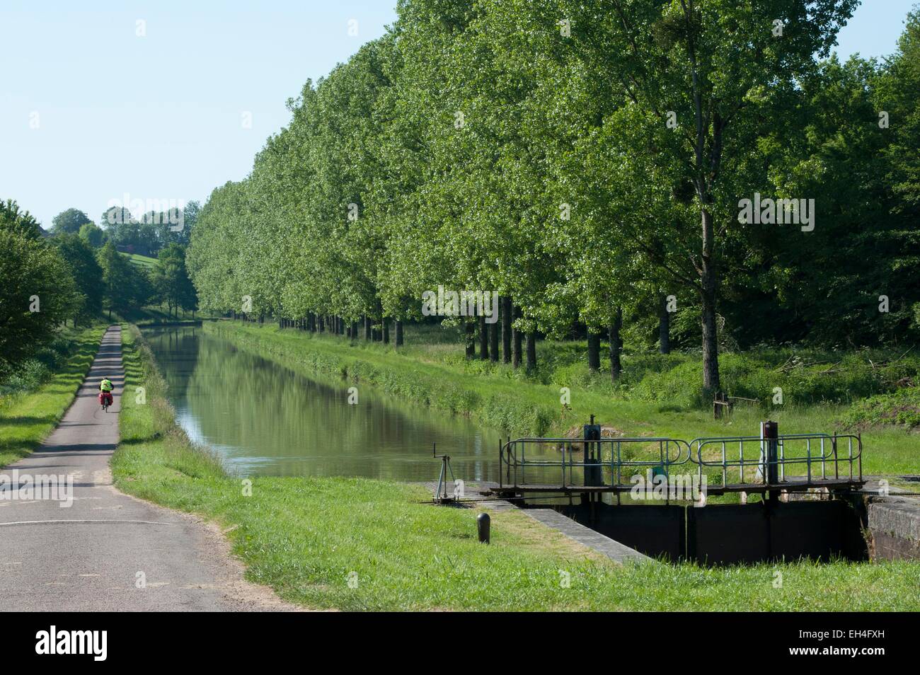 Francia, Nièvre, La Collancelle, canale Nivernais, bloccare e escursioni in bicicletta Foto Stock