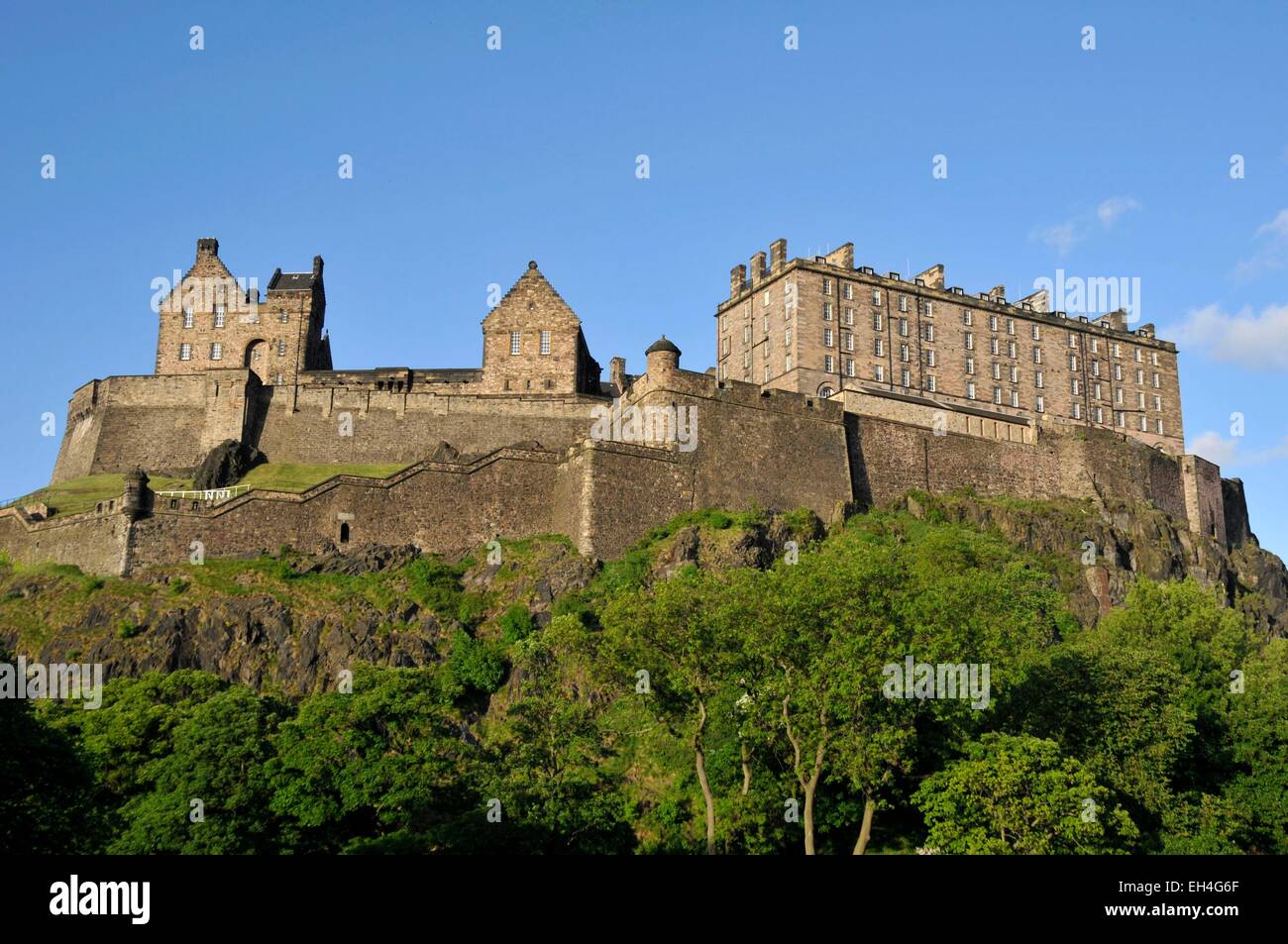 Regno Unito, Scozia, Edimburgo, classificato come patrimonio mondiale dall'UNESCO, i giardini di Princes Street e il castello di Edimburgo Foto Stock