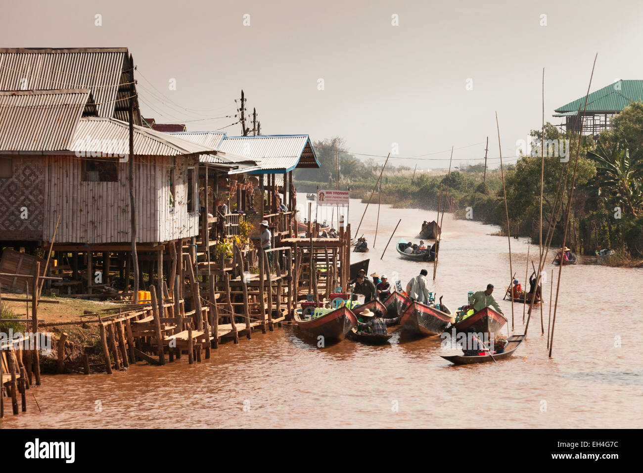 La scena del villaggio con il fiume, edifici e barche, Ywama village, Lago Inle, Myanmar ( Birmania ), Asia Foto Stock