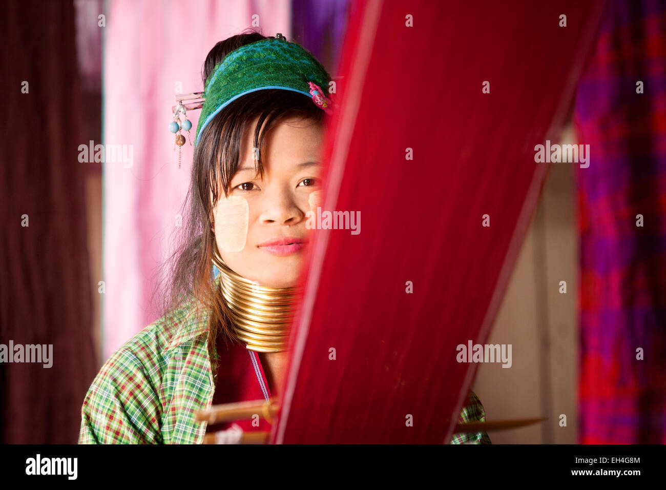 Uno dei collo lungo Kayan birmani la tessitura delle donne sul suo telaio, Lago Inle, Myanmar ( Birmania ), Asia Foto Stock