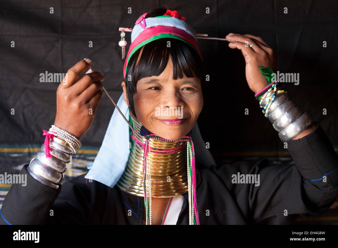 Myanmar, membro del popolo Kayan che allunga il collo con anelli di ottone; Inle Lake, Myanmar (Birmania), Asia Foto Stock