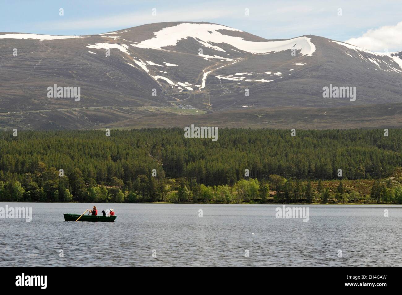 Regno Unito, Scozia, Aberdeenshire, Parco Nazionale di Cairgorns, Loch Morlich, Glen More foresta, barca sul lago Morlich Foto Stock