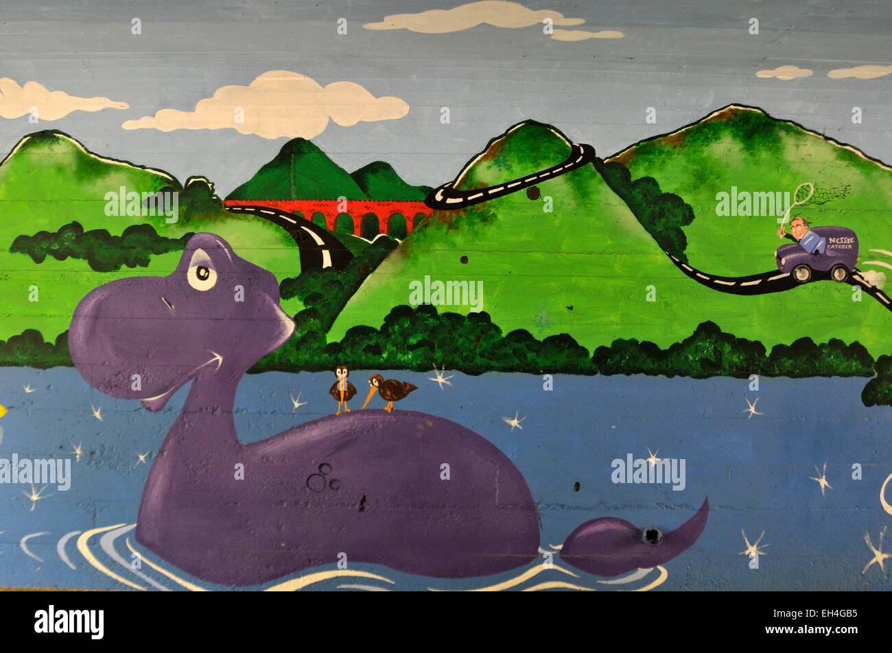Regno Unito, Scozia, Drumnadrochit, parete dipinta Nessy che rappresenta il mostro di Loch Ness Foto Stock