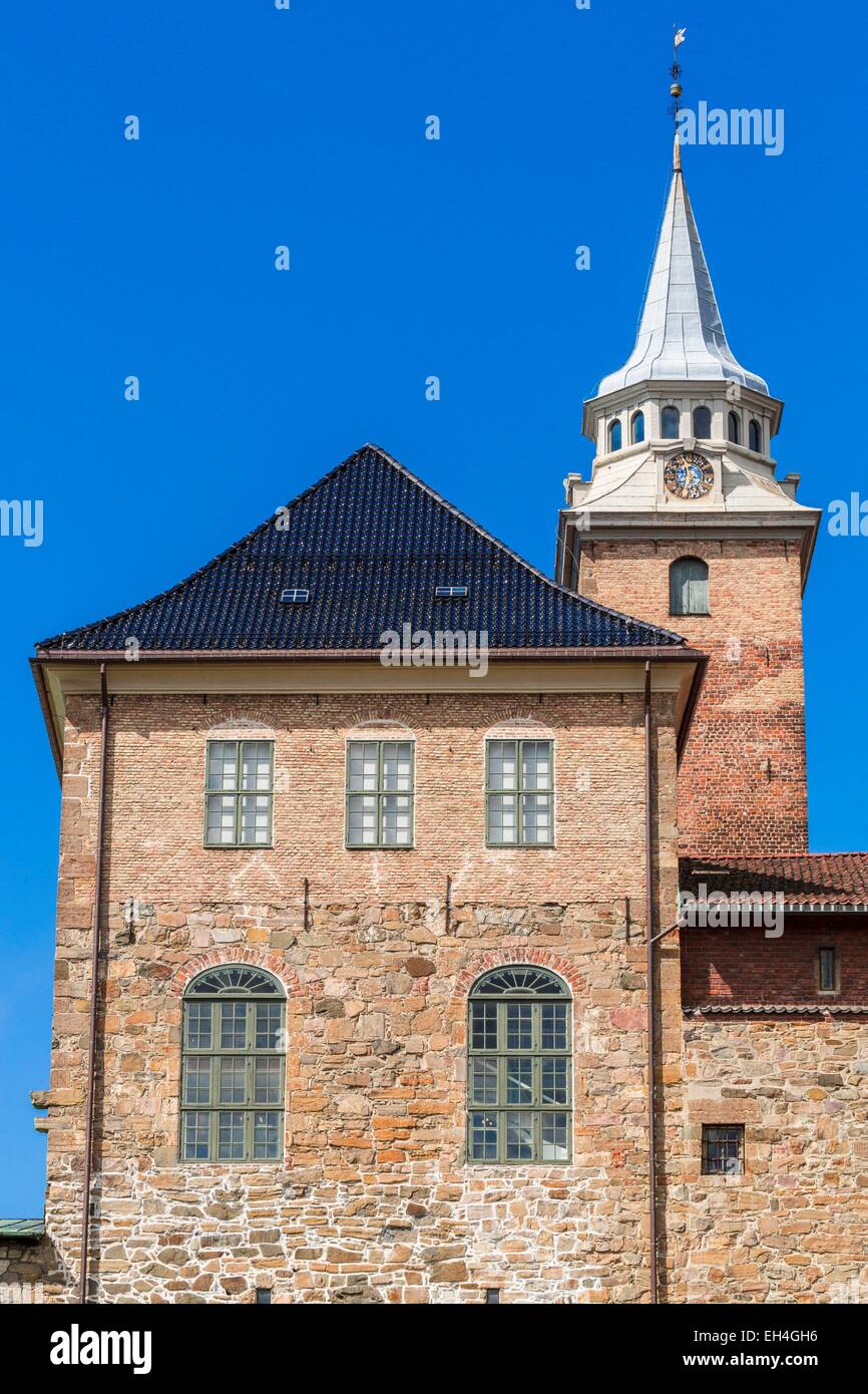 Norvegia, Oslo, la Fortezza di Akershus del XIII secolo con il suo castello (edificio del XVII secolo nel XIX secolo) e la chiesa Foto Stock