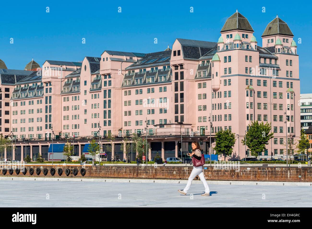 Norvegia, Oslo, Opera House e il piazzale antistante con fondamentalmente la Havnelageret edificio progettato dall architetto Bredo Henrik Berntsen nel 1920s Foto Stock