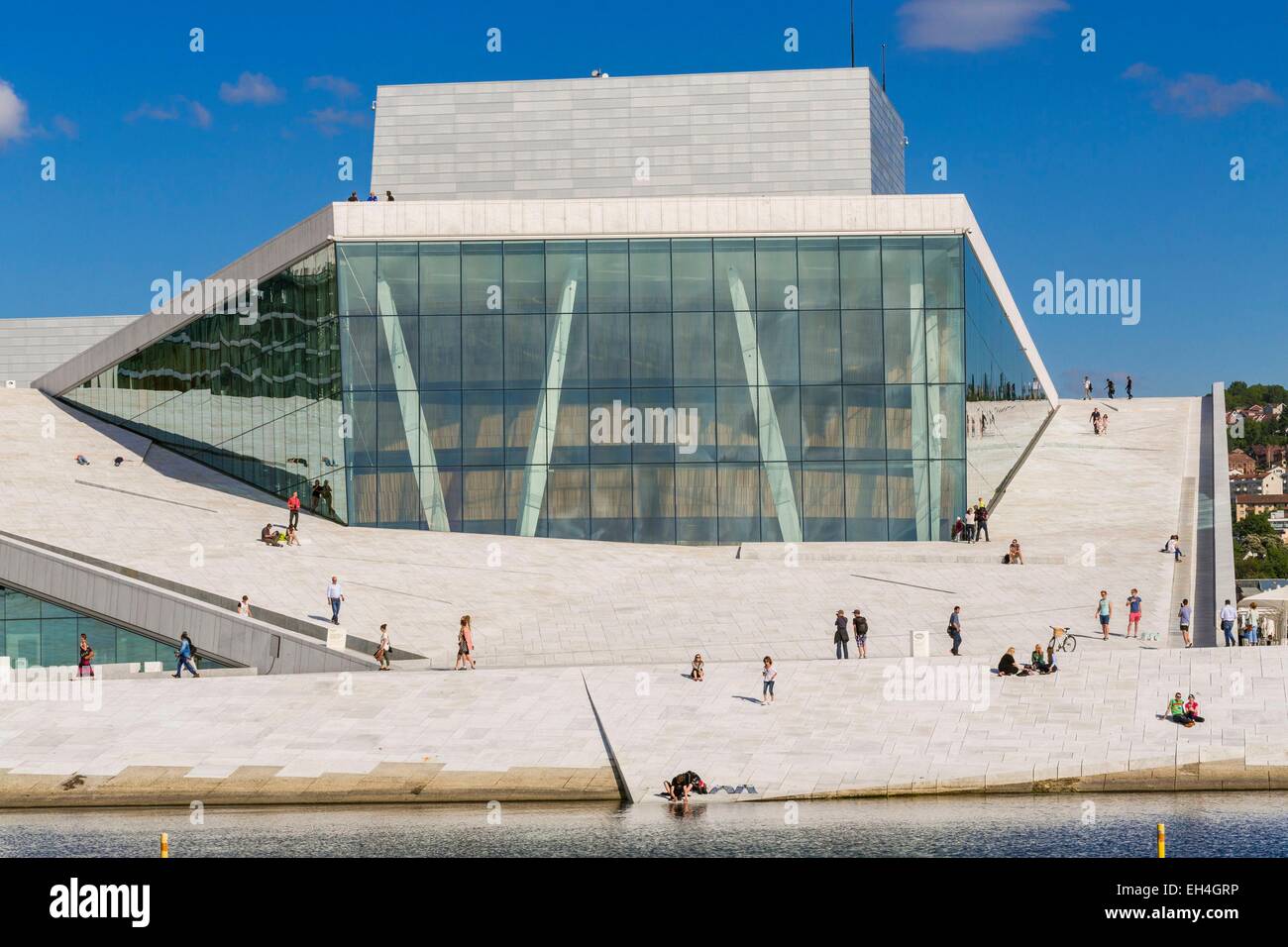 Norvegia, Oslo, Bj°rvika distretto, Opera House dal fiordo, marmo edificio progettato dalla Norwegian architectural firm Sn°hetta e inaugurato nel 2008 Foto Stock