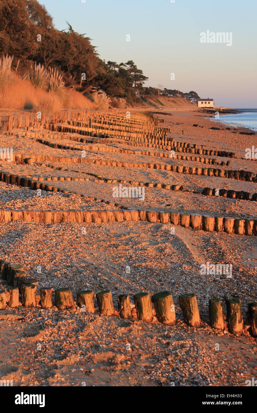 Avvicinando il Watch House, illuminato da tarda sera sunshine, Lepe, Hampshire, Inghilterra, Regno Unito Foto Stock