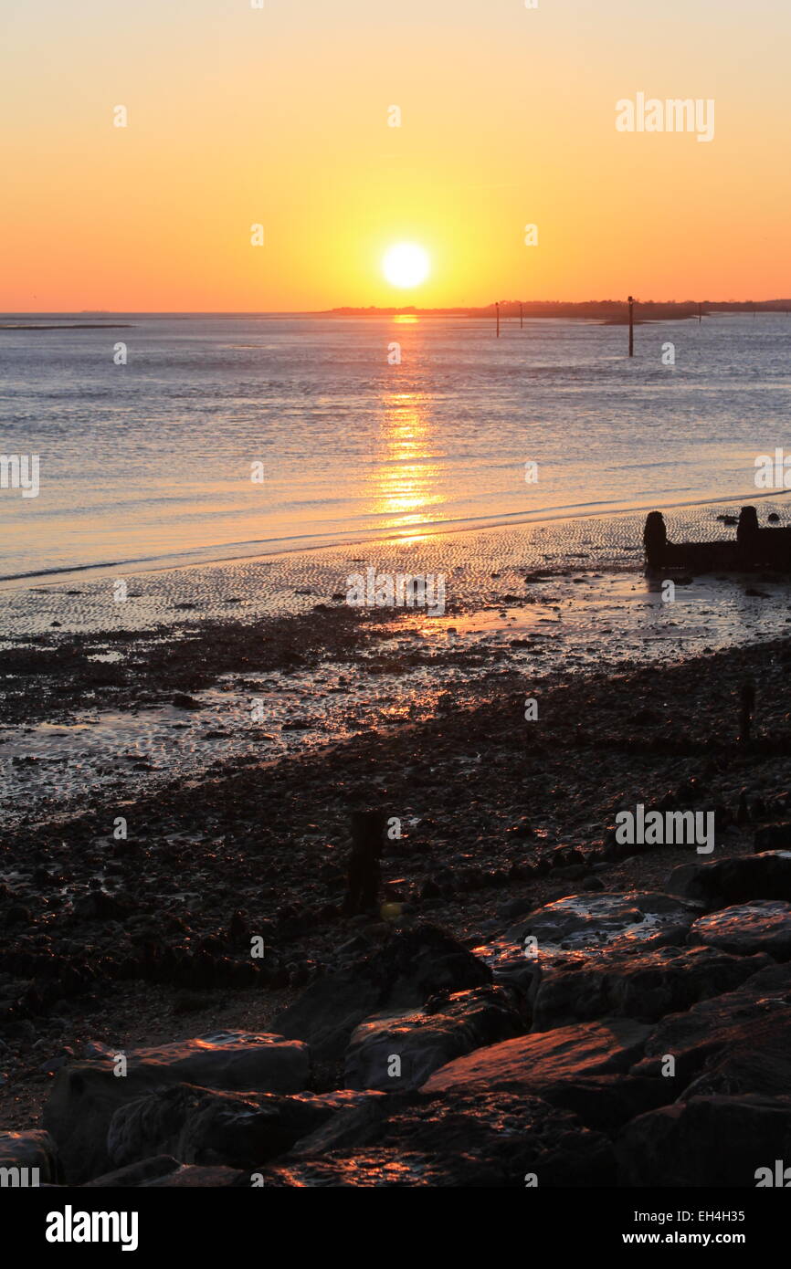 In inverno il tramonto del Beaulieu foce, Il Solent, da Lepe Country Park, Hampshire, Inghilterra, Regno Unito Foto Stock
