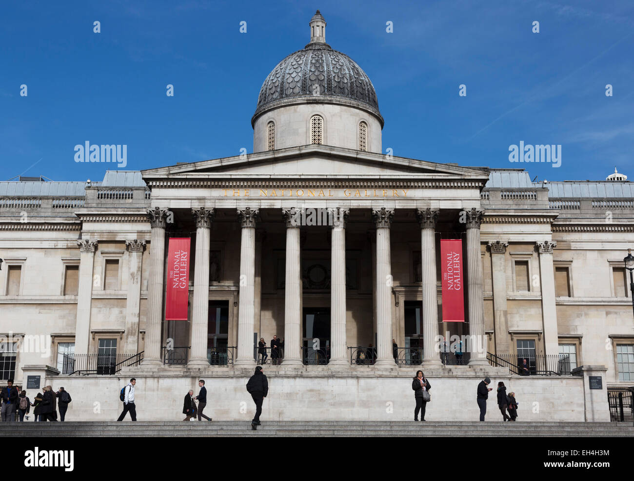 La National Gallery in Trafalgar Square a Londra, Inghilterra, Regno Unito Foto Stock