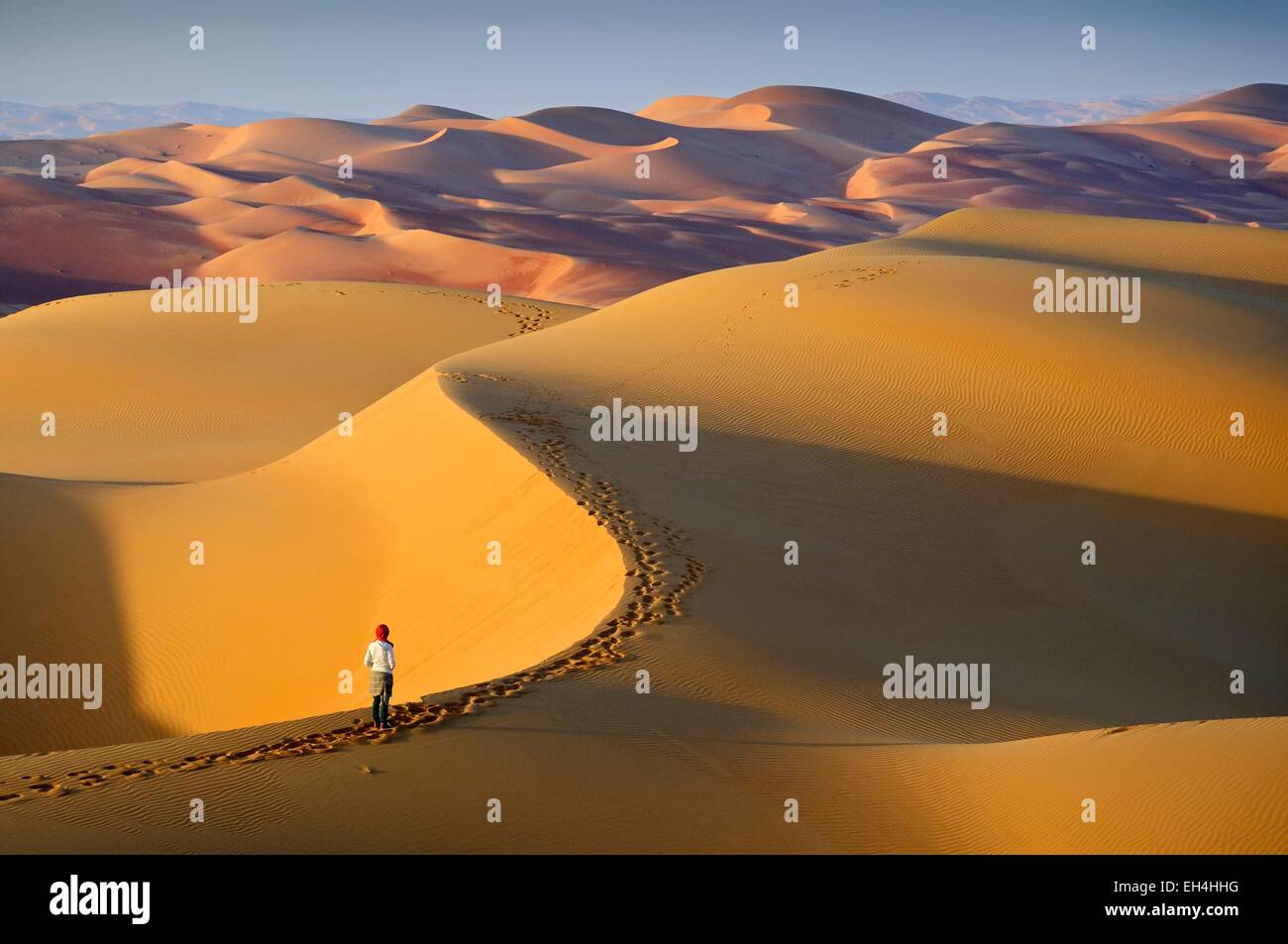 Emirati Arabi Uniti, Abu Dhabi Liwa Oasis, Moreeb Hill, Tal Mireb, donna nelle dune di sabbia del Rub Al Khali desert (Empty Quarter) Foto Stock