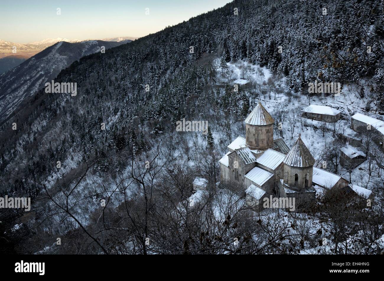 Georgia e Caucaso, Samtskhe-Javakheti, area di Akhaltsikhe, cristiano ortodosso monastero di Sapara circondato da boschi e montagne coperte di neve in inverno Foto Stock
