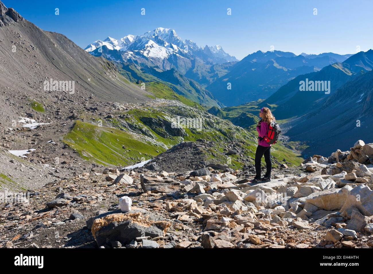 Francia, Savoie, vista dalla Gran Fondo del collare (alt: 2671m) in The Beaufort, donna praticare escursioni a piedi nella parte anteriore del Mont Blanc Foto Stock