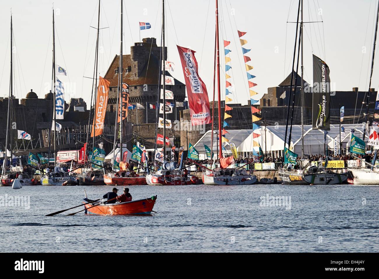 Francia, Ille et Vilaine, Costa Smeralda (Côte d'Emeraude), Saint Malo, barche a vela a fianco della banchina di fronte alla città fortificata prima della partenza della Route du Rhum 2014 Foto Stock