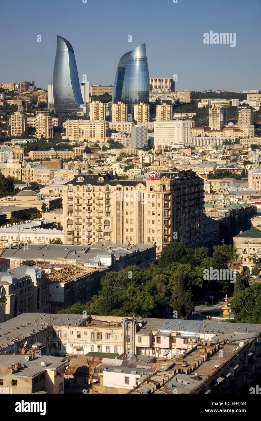 Azerbaigian, Baku, vista generale della città e le torri a fiamma Foto Stock