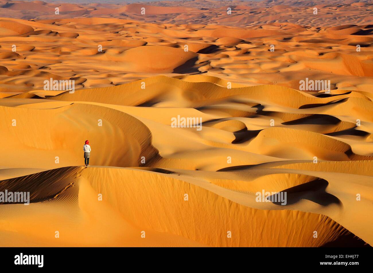 Emirati Arabi Uniti, Abu Dhabi Liwa Oasis, Moreeb Hill, Tal Mireb, donna nelle dune di sabbia del Rub Al Khali desert (Empty Quarter) Foto Stock