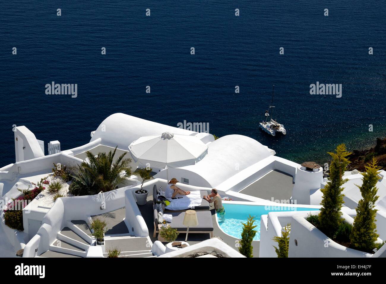 Grecia CICLADI Santorini Island (Thera, Thira), giovane sulla terrazza di un hotel con piscina nel villaggio di Oia Foto Stock